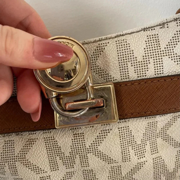 Michael Kors Hamilton Monogram Crossbody Messenger  Purse Bag Vanilla - Picture 5 of 8